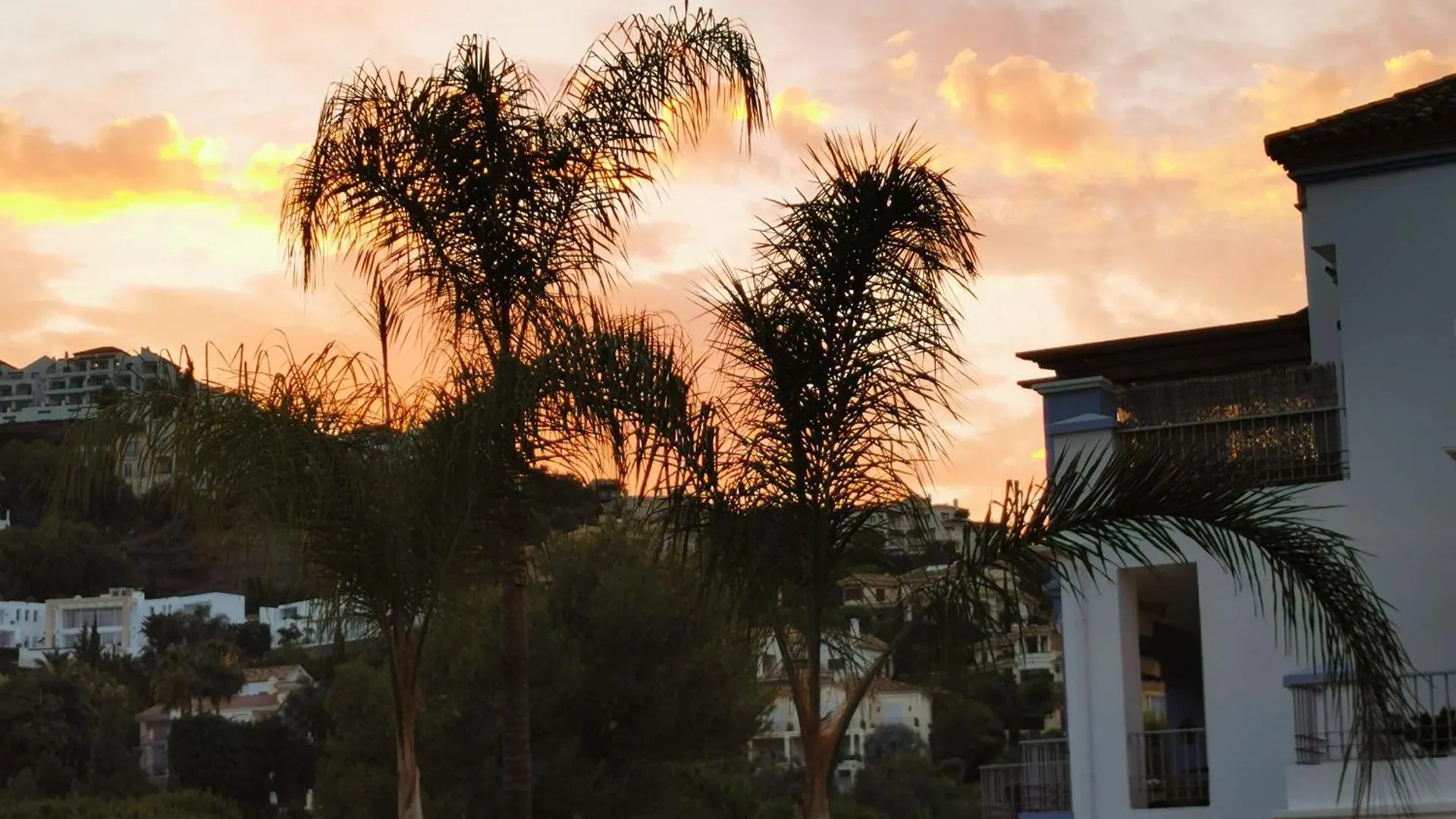 Los Arqueros Golf Luxury Boutique Development In A Gated Community With All Facilities In Walking Distance Benahavis Apartment